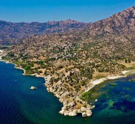 Arkeoloji Bölümü öğretim üyeleri başkanlığında sürdürülen Knidos, Anemurium, Iasos, Herakleia-Latmos, Ksanthos-Letoon ve Gökhöyük'teki Arkeolojik çalışmalar bir çok alanda titizlikle yürütülmektedir.